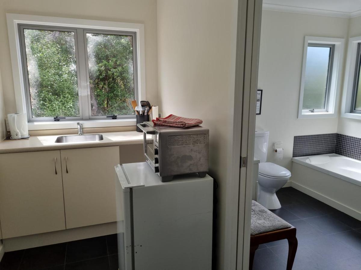 Tree House Apartment Taieri Mouth Exterior photo